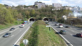 Photo du tunnel des monts avec de la circulation 